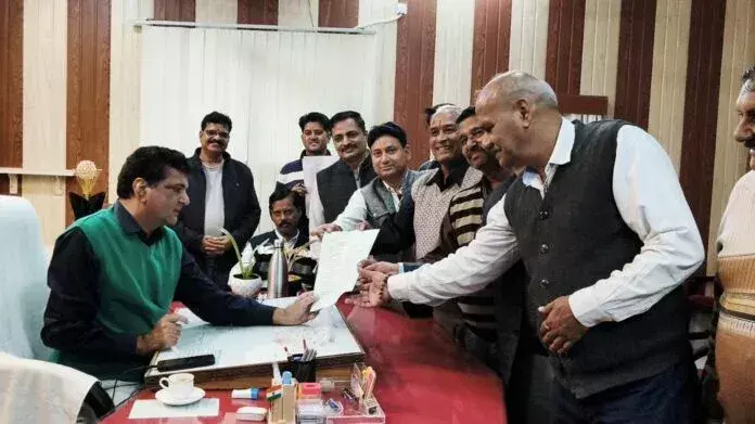 आईएएस के खिलाफ अभद्र टिप्पणी का आरोप: भीलवाड़ा में ब्राह्मण महासभा ने SP को सौंपा ज्ञापन**