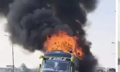 आग का गोला बनी स्लीपर बस, पुलिस ने 43 सवारियों को खींचकर निकाला,