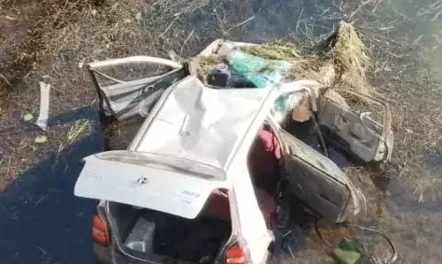 बारात से लौट रही कार नदी में गिरी, पांच की मौत, ड्राइवर गंभीर