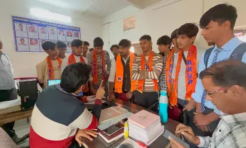 विद्यालय में छात्र उत्पीड़न के आरोप पर एबीवीपी का प्रदर्शन