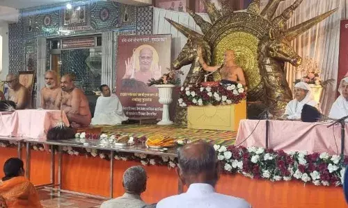 भक्त के वश में हैं भगवान : आचार्य पुलक सागर महाराज भक्त के वश में हैं भगवान : आचार्य पुलक सागर महाराज