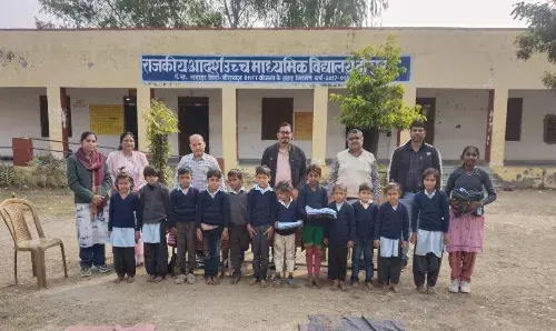 ढोसर विद्यालय में नि:शुल्क स्वेटर वितरित