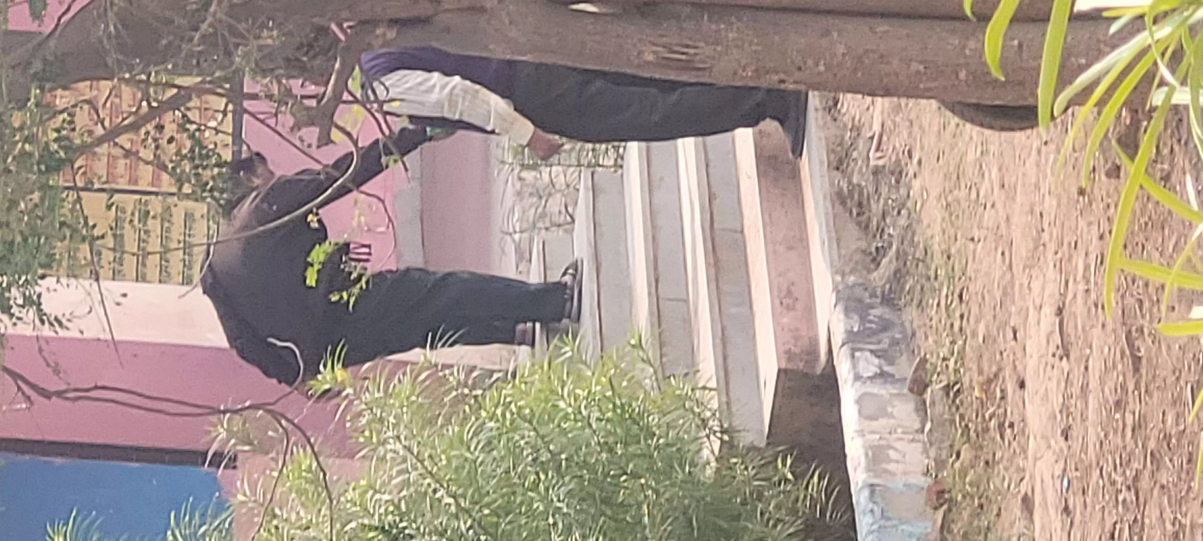 प्रधानाचार्य ने पेश की सादगी और समर्पण की मिसाल, स्वयं की विद्यालय परिसर में सफाई