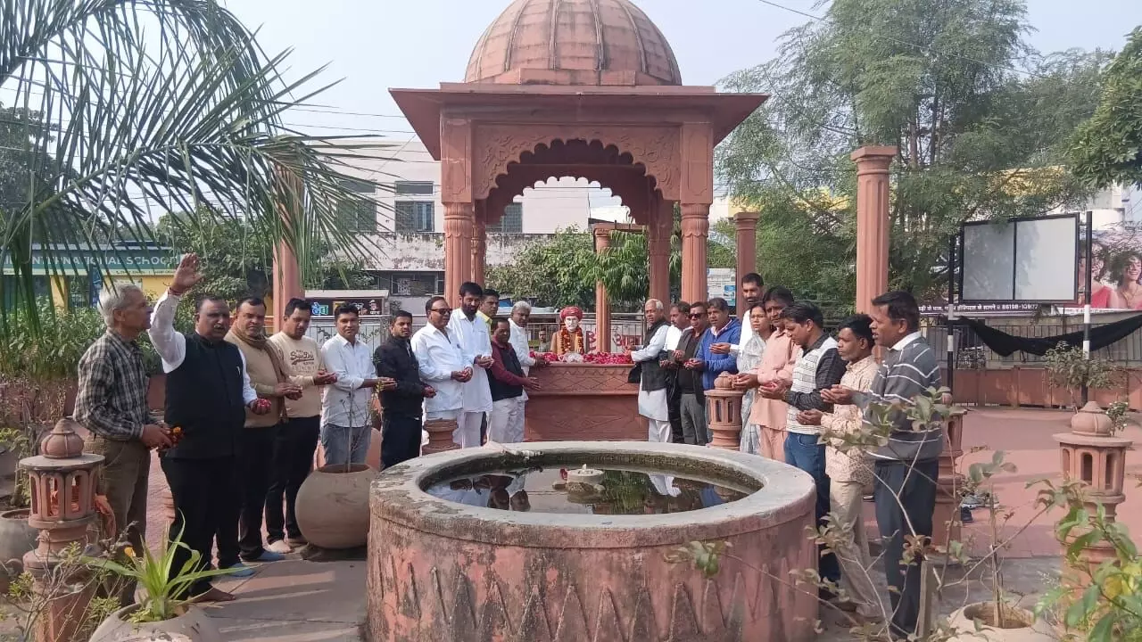 महात्मा ज्योतिबा फूले की 135वीं पुण्यतिथि पर माली समाज ने की पुष्पांजलि