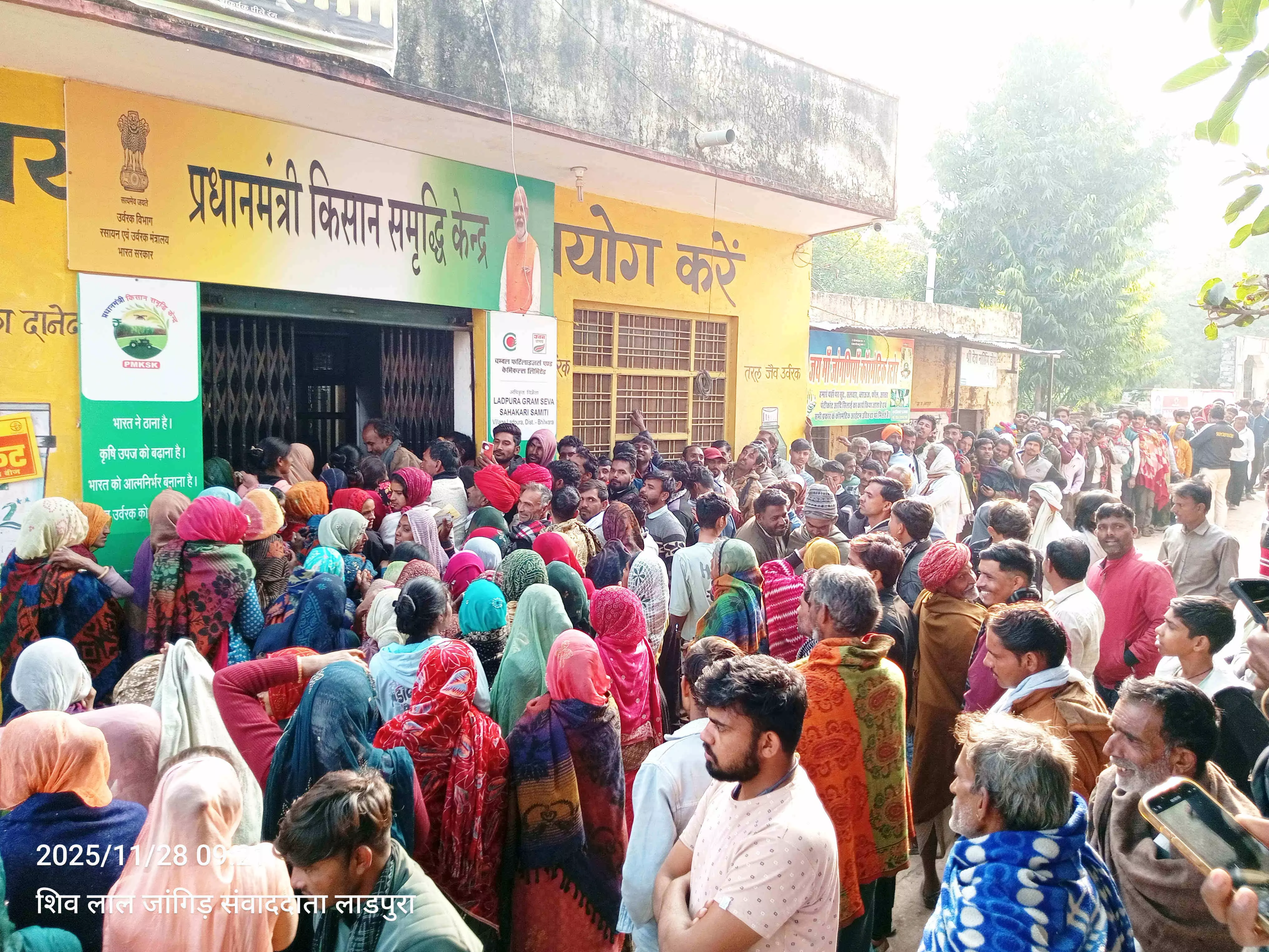 लाडपुरा में यूरिया खाद महंगे दामों पर बिकने से किसानों में नाराजगी