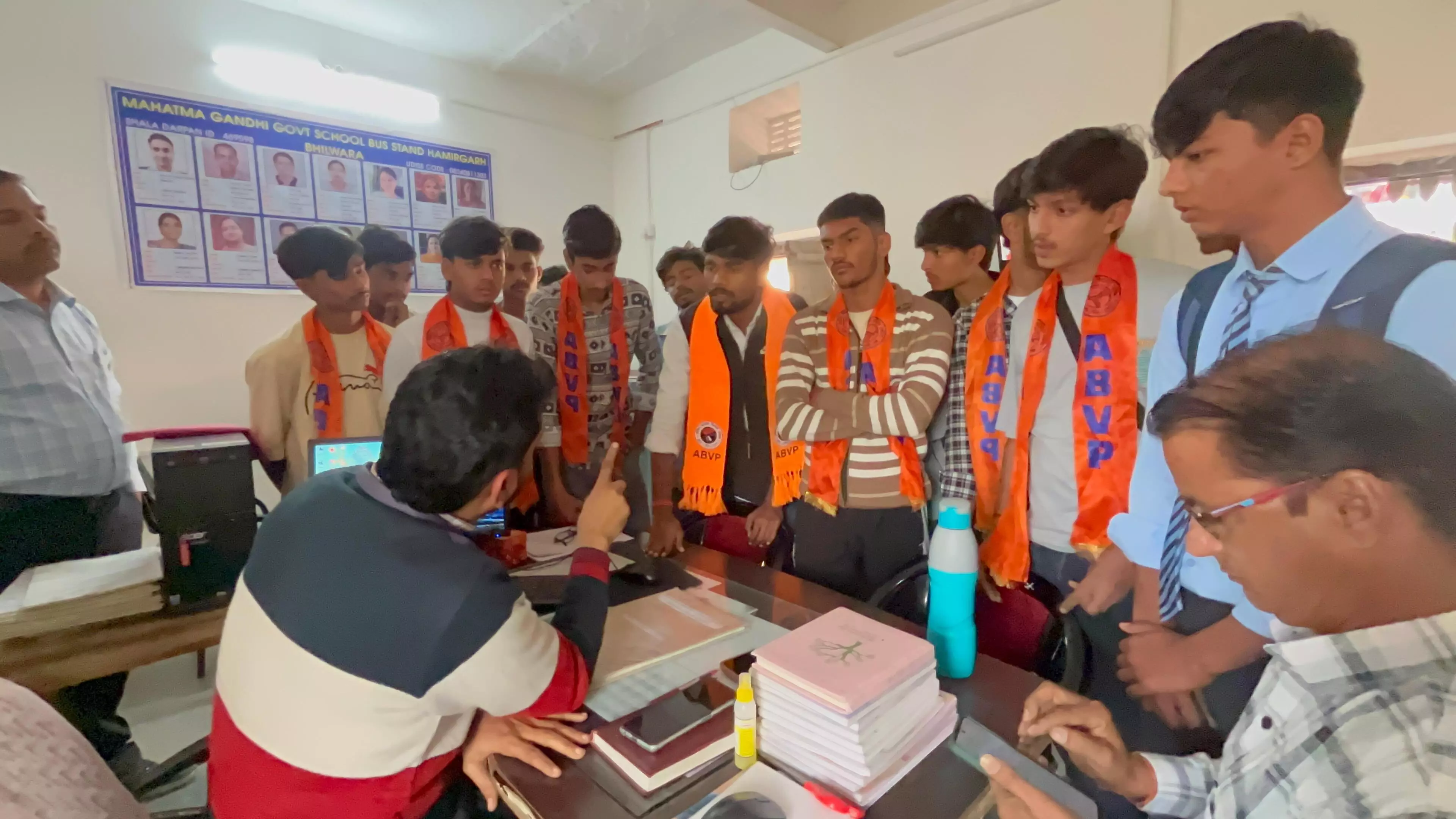 विद्यालय में छात्र उत्पीड़न के आरोप पर एबीवीपी का प्रदर्शन