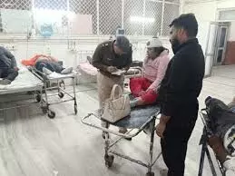 दिल्ली-इंदौर बस ट्रक से टकराई, 2 ड्राइवरों की मौके पर मौत; 12 यात्री घायल