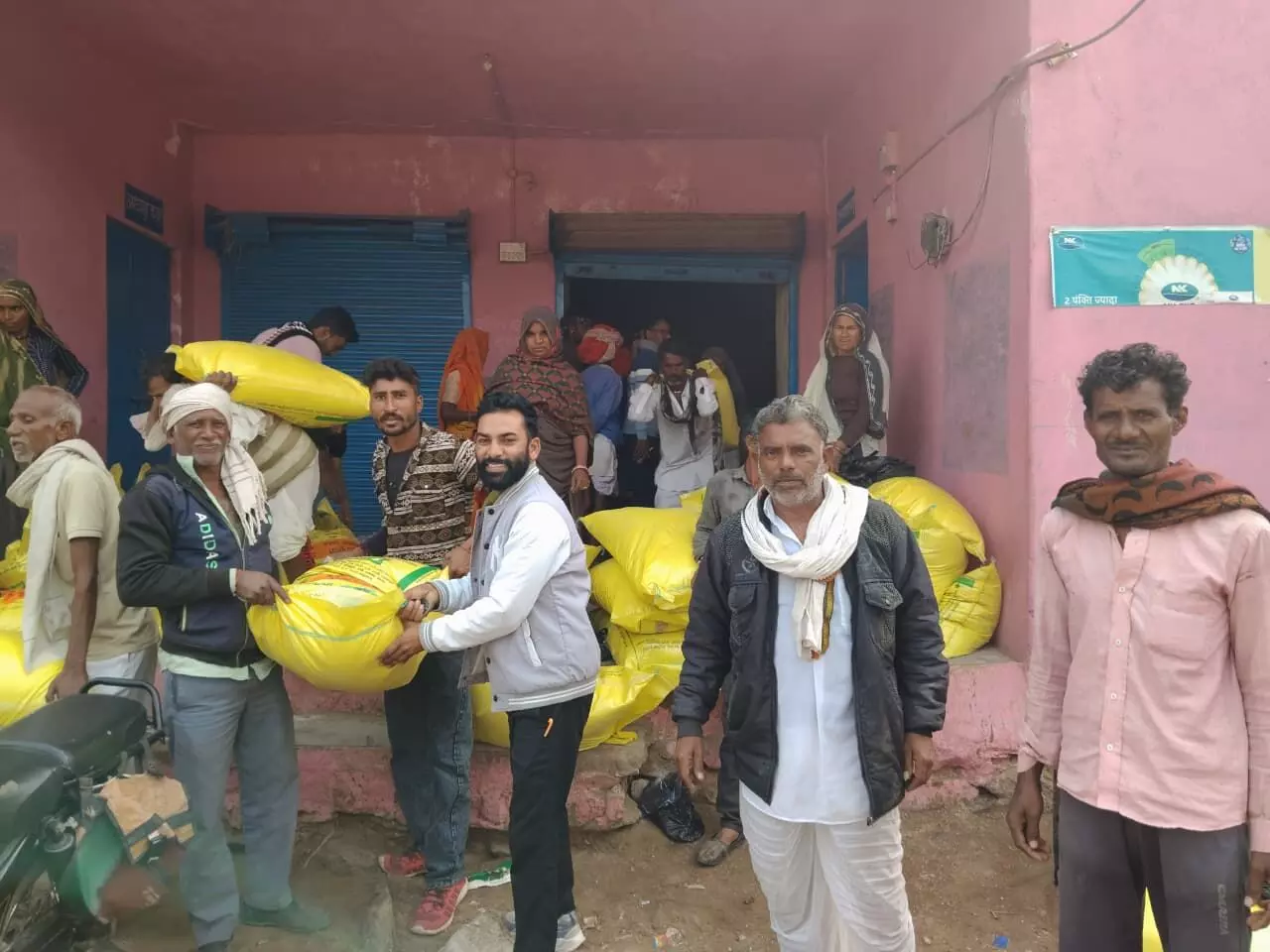 यूरिया की किल्लत के बीच शक्करगढ़ में किसानों की लंबी कतारें, कई निराश लौटे,राशन कार्ड से हुआ खाद वितरण यूरिया की किल्लत के बीच शक्करगढ़ में किसानों की लंबी कतारें, कई निराश लौटे,राशन कार्ड से हुआ खाद वितरण