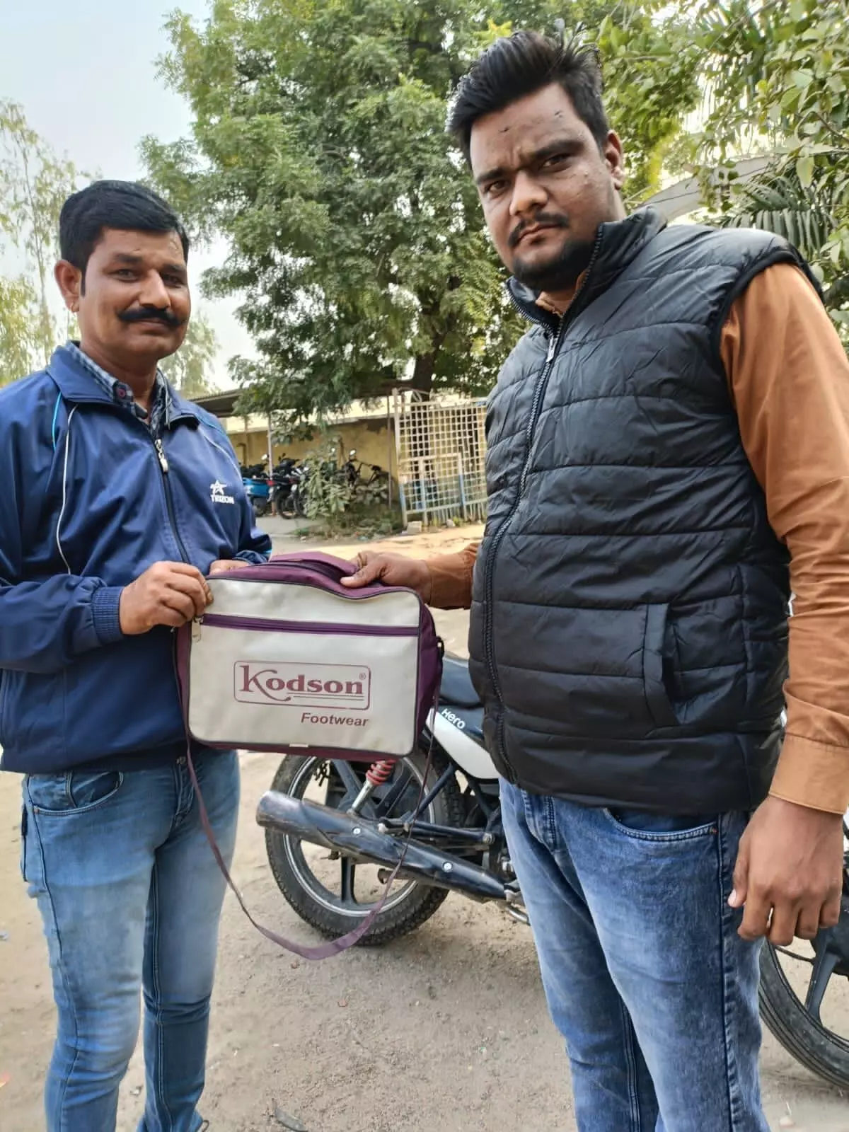 बस में भूला यात्री का बैग चालक ने लौटाया, ईमानदारी की मिसाल पेश बस में भूला यात्री का बैग चालक ने लौटाया, ईमानदारी की मिसाल पेश