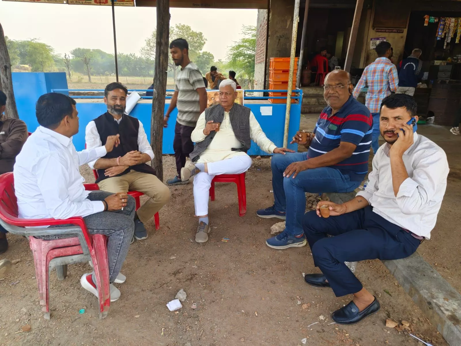 सांसद अग्रवाल ने टपरी पर ली चाय की चुस्कियां