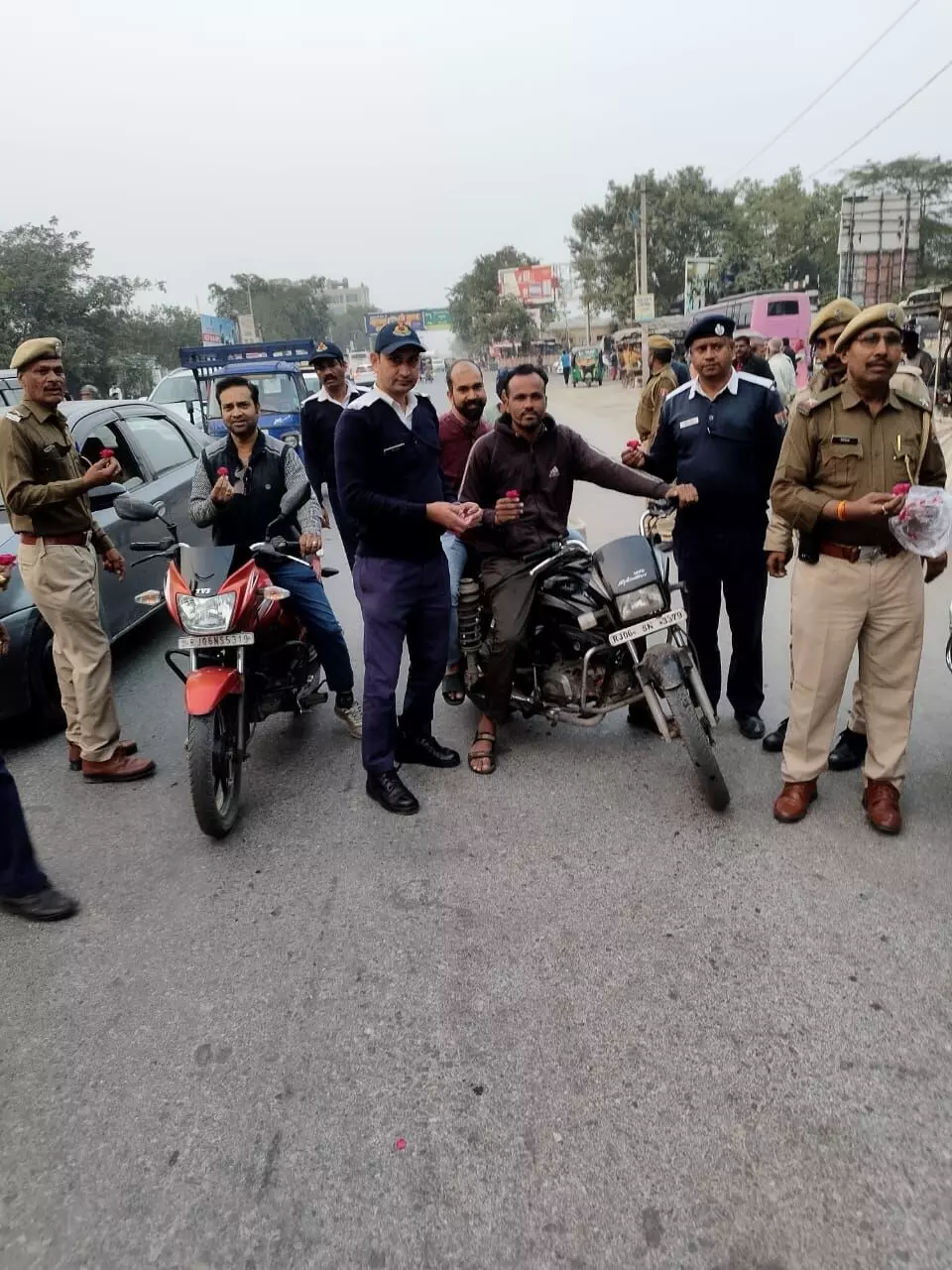 हेलमेट व सीट बेल्ट लगाने के लिए वाहन चालकों को गुलाब देकर किया जागरुक