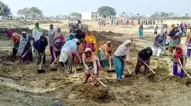 नरेगा में अब अपने घर में काम करने पर भी मिलेगी पूरी मज़दूरी