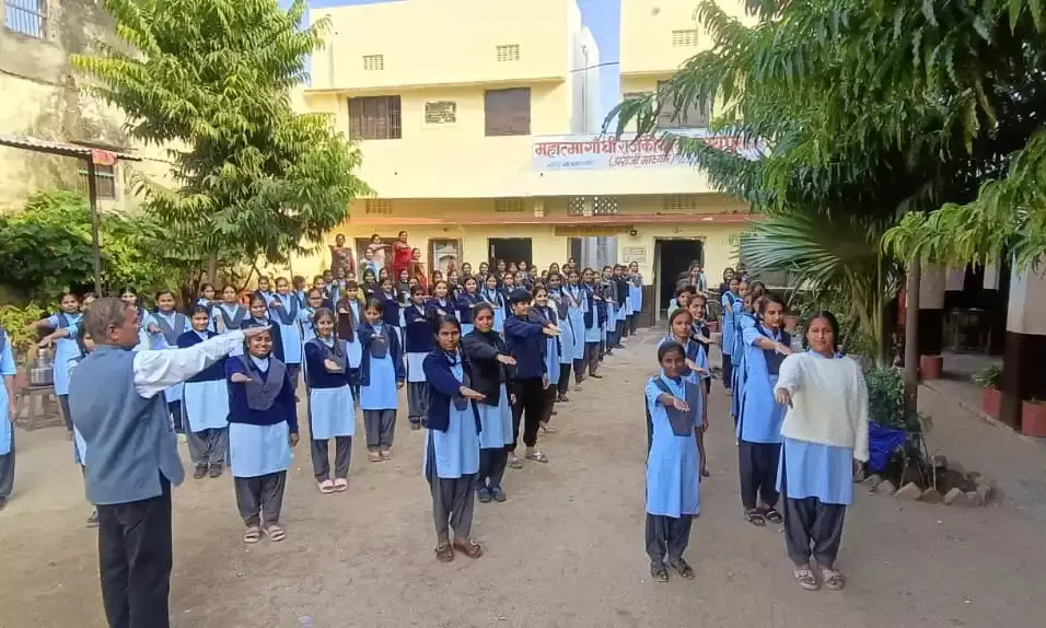 सड़क नियमों के पालन के साथ हेलमेट लगाने का लिया संकल्प