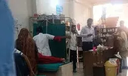 सरकारी मेल नर्स के घर से चला मिनी हॉस्पिटल, दवाओं का जखीरा बरामद, क्लिनिक सीज, इंचार्ज हटाई गई