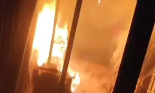 हैंडीक्राफ्ट फैक्ट्री में भीषण आग, लाखों का सामान जलकर राख