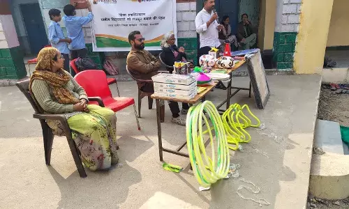 विद्यालय में खेल सामग्री  वितरण की