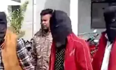 बड़ी लापरवाही- हथकड़ी लगे तीन लूट आरोपी फरार – दो पकड़े गए