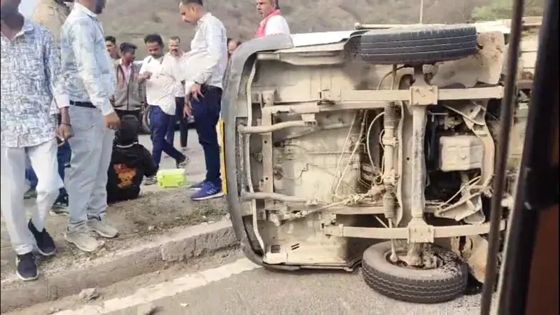 सिरोही : फोरलेन हाईवे पर बारीघाटा में पिकअप पलटी, 8 से 10 लोग गंभीर घायल सिरोही : फोरलेन हाईवे पर बारीघाटा में पिकअप पलटी, 8 से 10 लोग गंभीर घायल