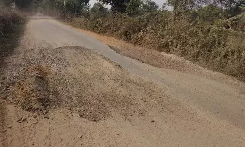 बाकरा–खजुरी मार्ग की जर्जर सड़क बनी मुसीबत, खड्डों और धूल से राहगीर बेहाल
