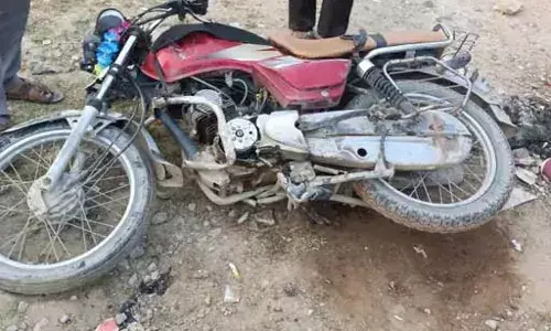 बाइक-ट्रेलर की भिड़ंत: युवक गंभीर घायल