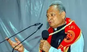 गहलोत का कर्नाटक विवाद पर तंज, राजस्थान सरकार पर कटाक्ष नाकारा-निकम्मी