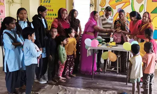 भगवानपुरा नंद घर पर केक काट मनाया बालिका का जन्मोत्सव