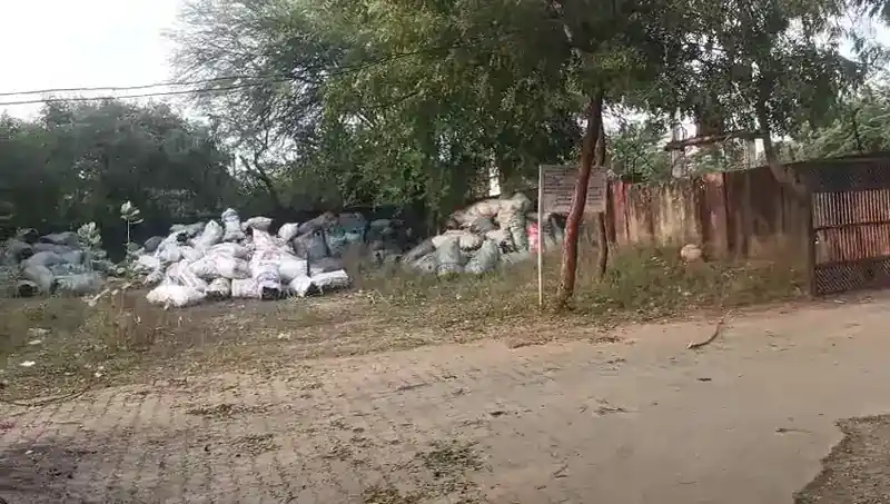 अवैध कोयला कारोबार पर बड़ी कार्रवाई: ठेकेदार मुकेश जोगी हिरासत में, जेसीबी–ट्रैक्टर जप्त, कोयले के 600 कट्टेजप्त