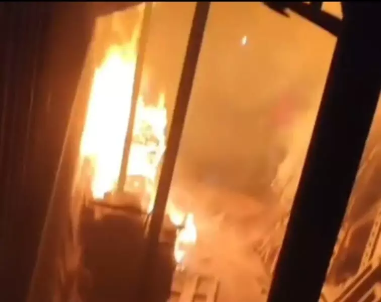 हैंडीक्राफ्ट फैक्ट्री में भीषण आग, लाखों का सामान जलकर राख