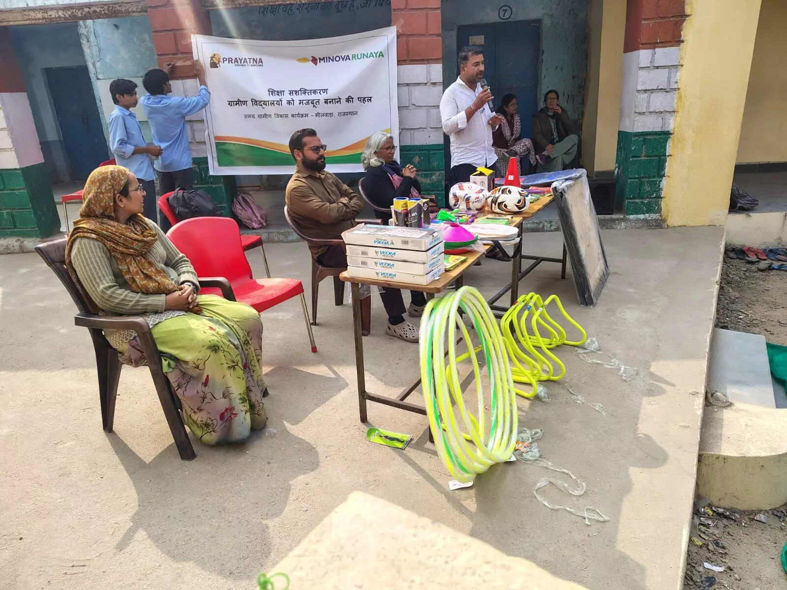 विद्यालय में खेल सामग्री  वितरण की