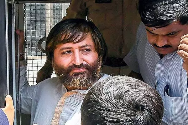 जेल में कैद नारायण साईं पर एक और मामला दर्ज, सेल से मोबाइल फोन बरामद