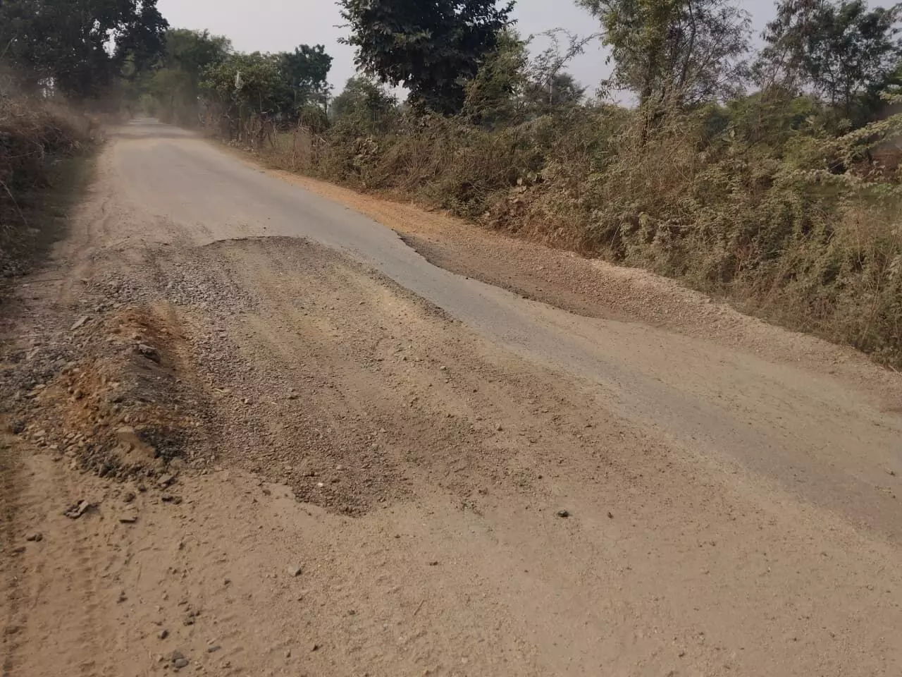 बाकरा–खजुरी मार्ग की जर्जर सड़क बनी मुसीबत, खड्डों और धूल से राहगीर बेहाल