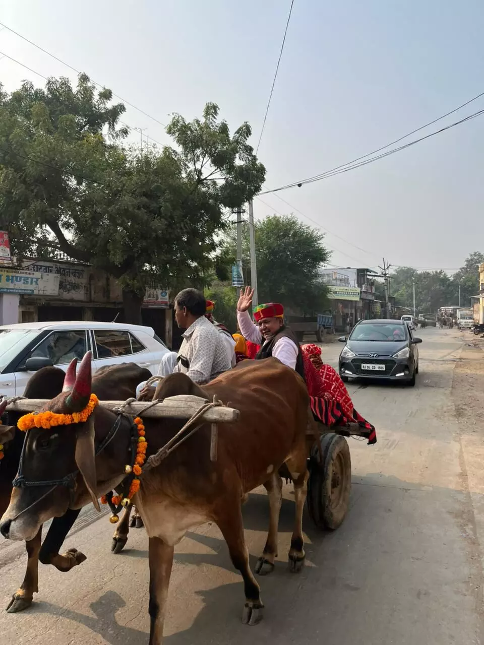3 बैलगाड़ियों में बैठकर पहुंचे मायरा भरने, खजूरी