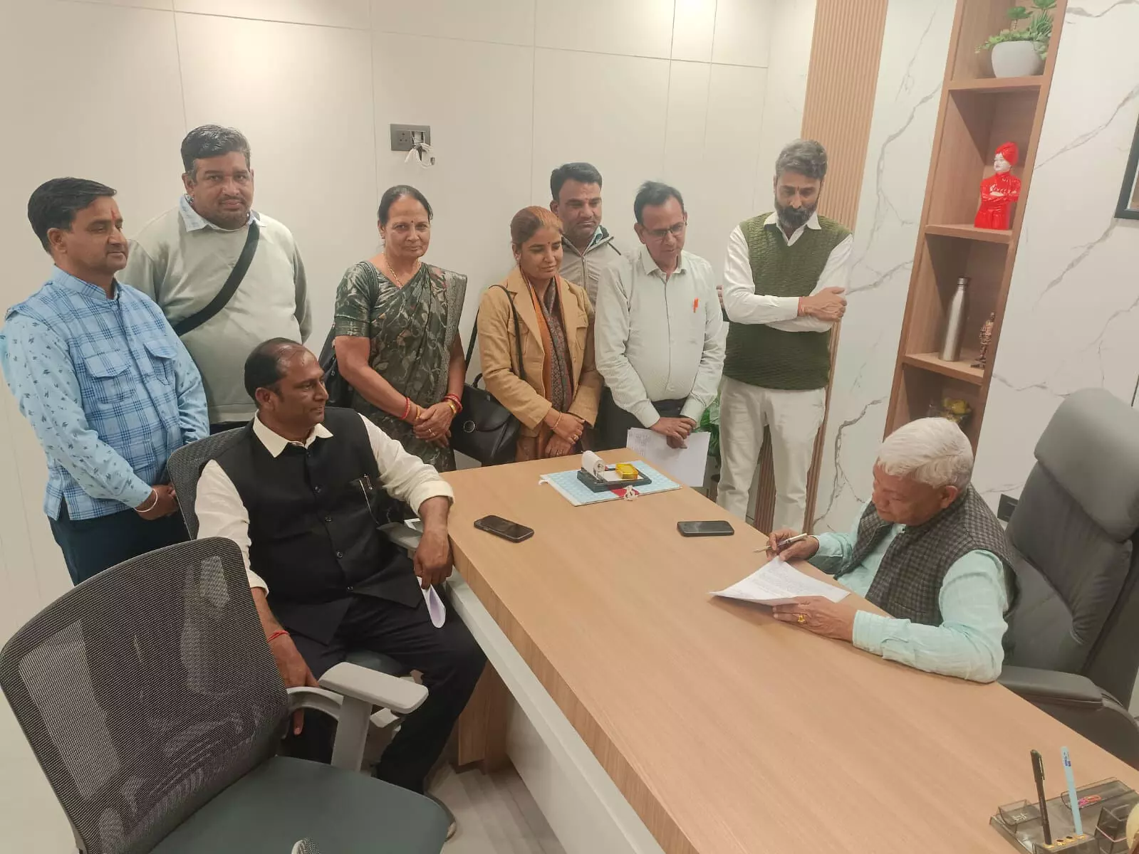 सर्वोच्च न्यायालय के टीईटी निर्णय पर राजस्थान शिक्षक संघ ने सांसद को दिया ज्ञापन