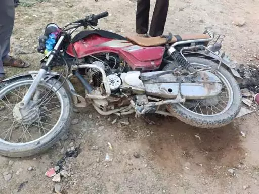 बाइक-ट्रेलर की भिड़ंत: युवक गंभीर घायल