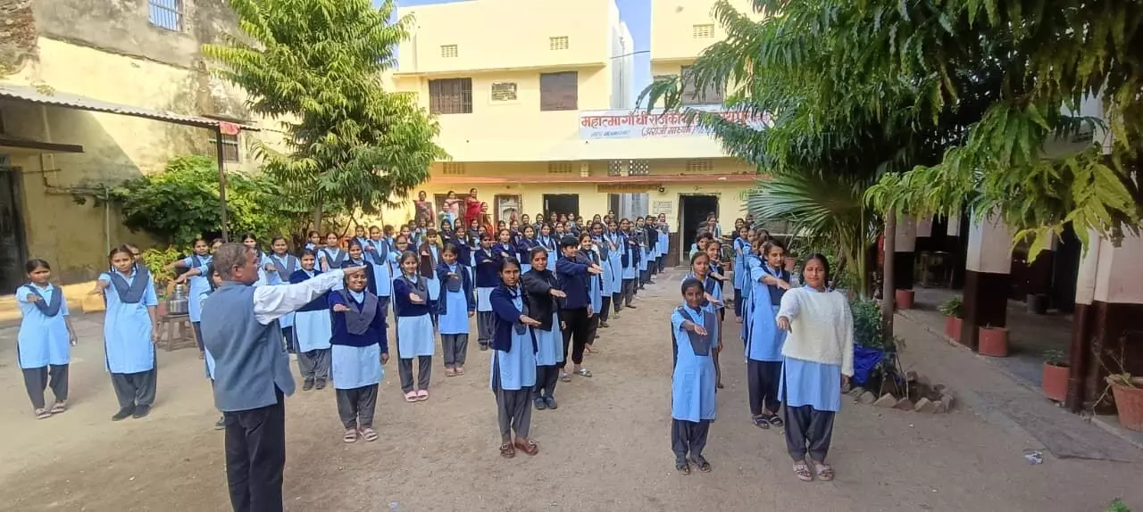 सड़क नियमों के पालन के साथ हेलमेट लगाने का लिया संकल्प