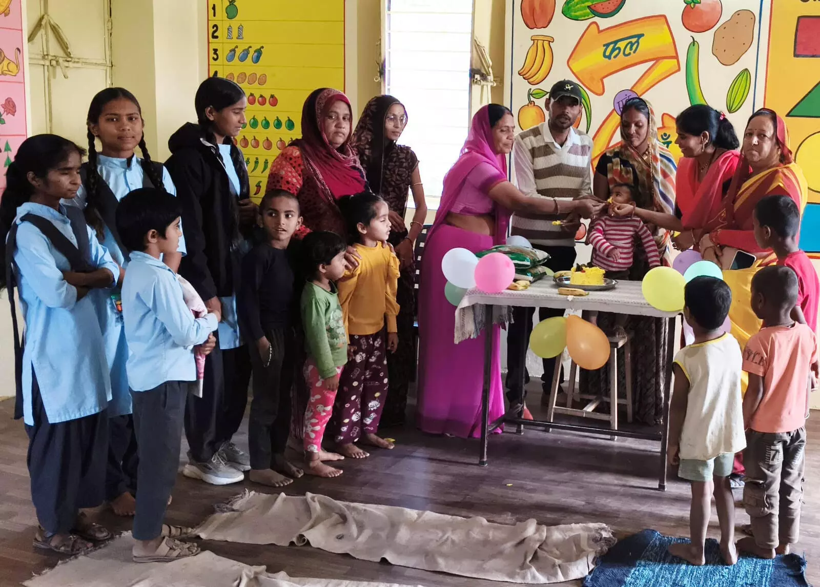 भगवानपुरा नंद घर पर केक काट मनाया बालिका का जन्मोत्सव