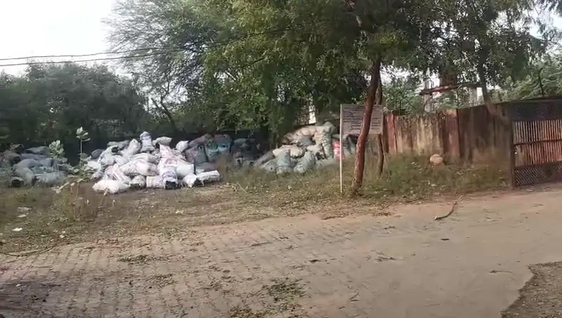 अवैध कोयला कारोबार पर बड़ी कार्रवाई: ठेकेदार मुकेश जोगी हिरासत में, जेसीबी–ट्रैक्टर जप्त, कोयले के 600 कट्टेजप्त