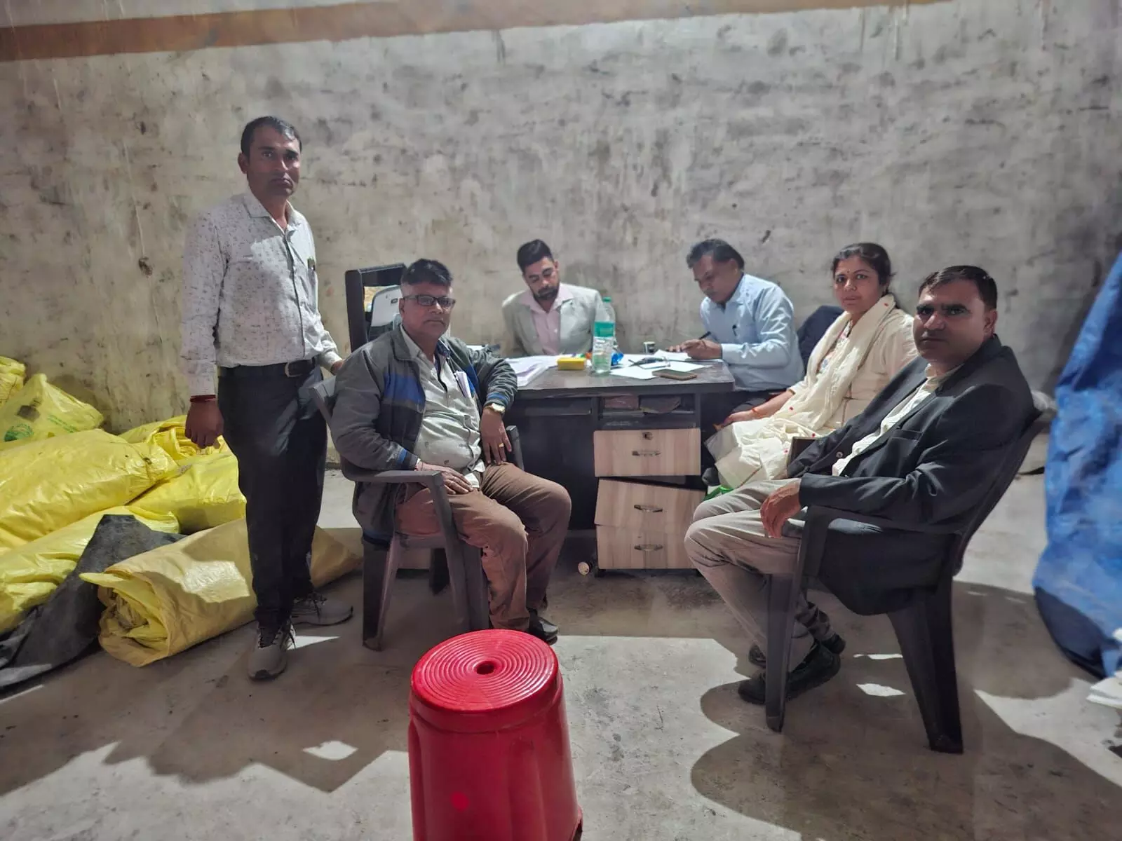 कृषि विभाग की कार्रवाई में संदिग्ध यूरिया के 420 बैग जब्त