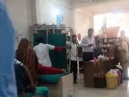 सरकारी मेल नर्स के घर से चला मिनी हॉस्पिटल, दवाओं का जखीरा बरामद, क्लिनिक सीज, इंचार्ज हटाई गई