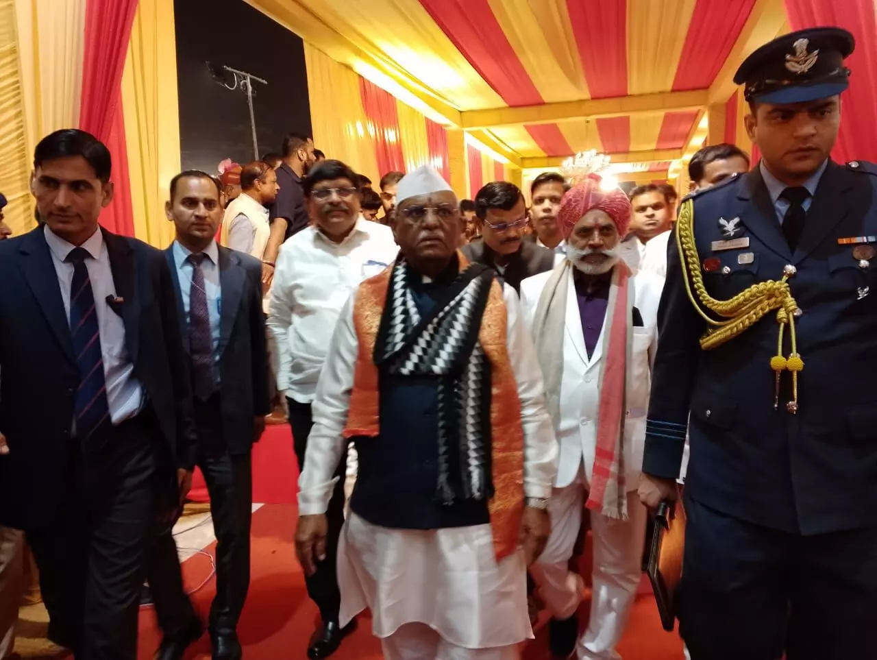 राज्यपाल, उप मुख्यमंत्री और पूर्व मुख्यमंत्री सहित अन्य जनप्रतिनिधि पहुंचे विवाह समारोह में