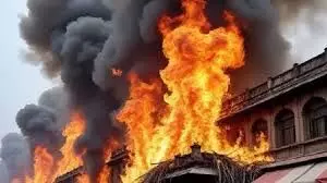 जूते की दुकान में लगी आग से तीन मंजिला इमारत घिरी, चार की मौत और एक घायल