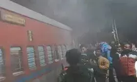 बुंदेलखंड एक्सप्रेस में धुआं फैलने से मचा हड़कंप, जली बीड़ी से उठा संकट बुंदेलखंड एक्सप्रेस में धुआं फैलने से मचा हड़कंप, जली बीड़ी से उठा संकट