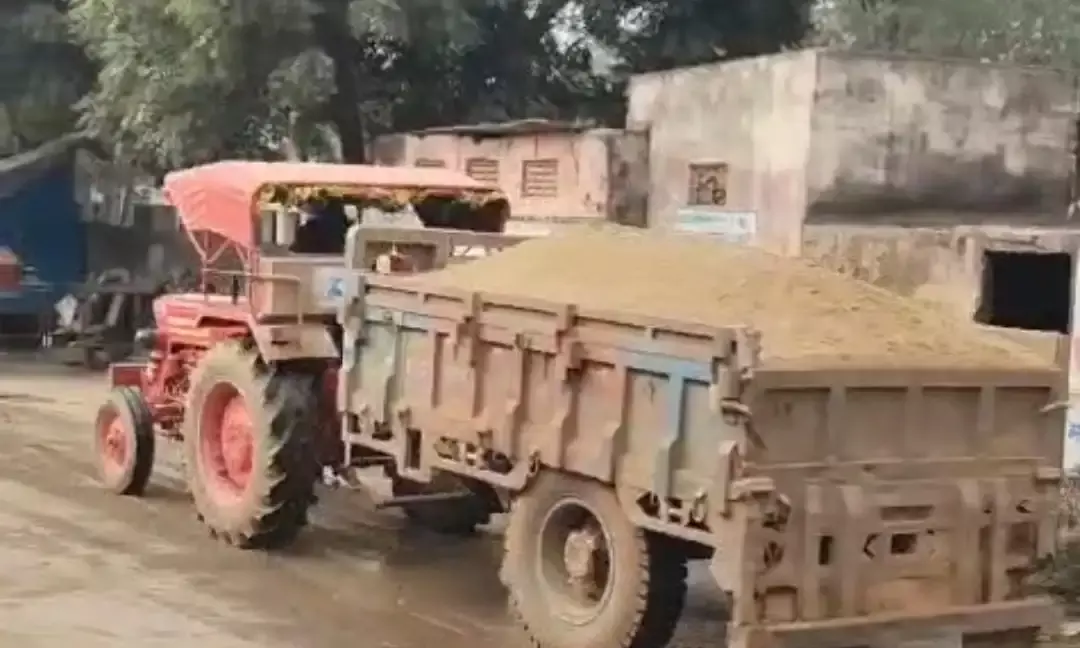 शक्करगढ़: ट्रैक्टरों की तेज आवाज़ और तेज रफ्तार से बच्चों की पढ़ाई प्रभावित, पुलिस खामोश शक्करगढ़: ट्रैक्टरों की तेज आवाज़ और तेज रफ्तार से बच्चों की पढ़ाई प्रभावित, पुलिस खामोश