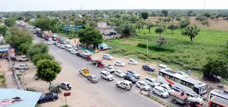 सीकर में नानी का कच्चा बांध फिर टूटा, जयपुर बीकानेर बाइपास पर पांच किलोमीटर जाम