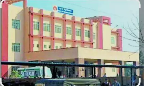 महात्मा गांधी अस्पताल में तीन दिन के नवजात की मौत, परिजनों का हंगामा; लापरवाही के आरोपों की जांच के लिए कमेटी गठित