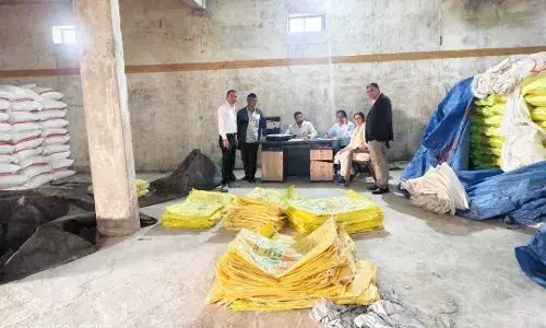 किसानों को नहीं मिल रही खाद और भाजपा नेता कर रहे खाद का अवैध भंडारण