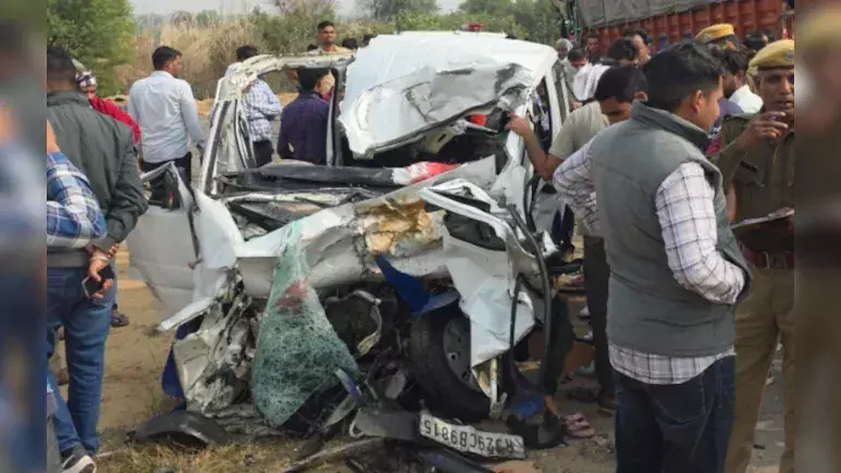 मनोहरपुर-दौसा हाईवे पर ट्रक-कार की भीषण भिड़ंत, तीन लोगों की दर्दनाक मौत
