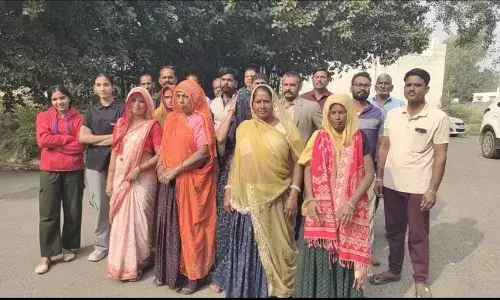 अवदेश चेतन्य नगर कॉलोनी को लेकर लोगों में रोष, प्रतापनगर थाने पर किया प्रदर्शन