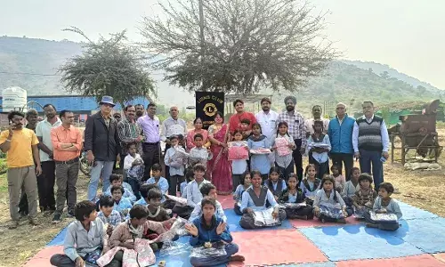 बच्चों को किये ऊनी जैकेट वितरण