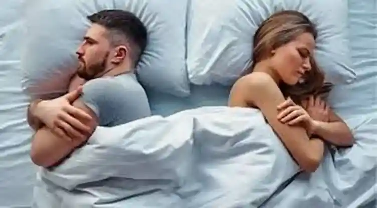 बढ़ रहा स्लीप डिवोर्स का चलन: अलग सोने से नींद बेहतर, लेकिन मानसिक सेहत पर पड़ सकता है असर